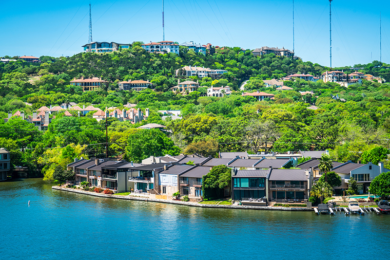 homes-along-west-lake-in-austin-texas